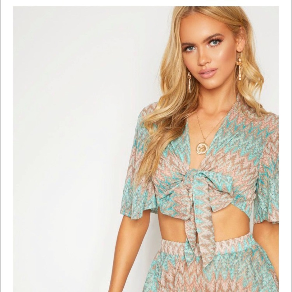 Pretty little thing shirt size 4 US